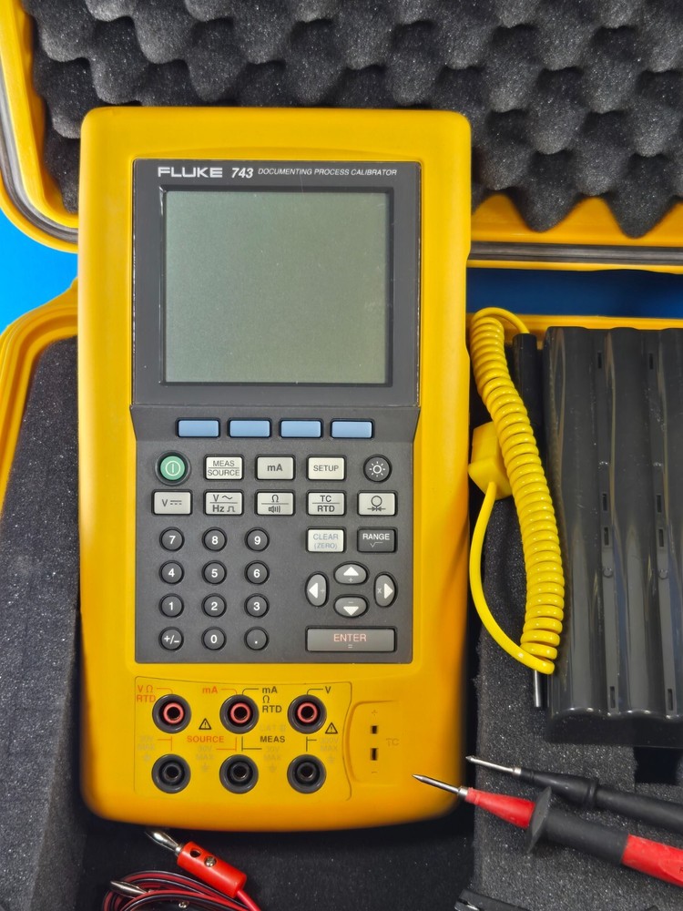 Fluke 743 DPC Documenting Process Calibrator Meter DPC CLEAN!