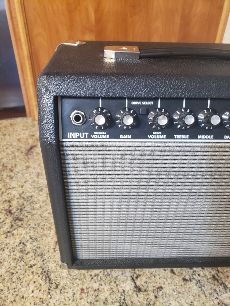 Fender Frontman 15R Amplifier Type PR 495