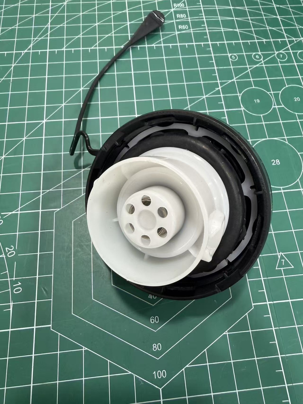 OEM 77300-33070 Fuel Tank GAS CAP Fit for Camry Lexus Tacoma 4Runner 77300-47010