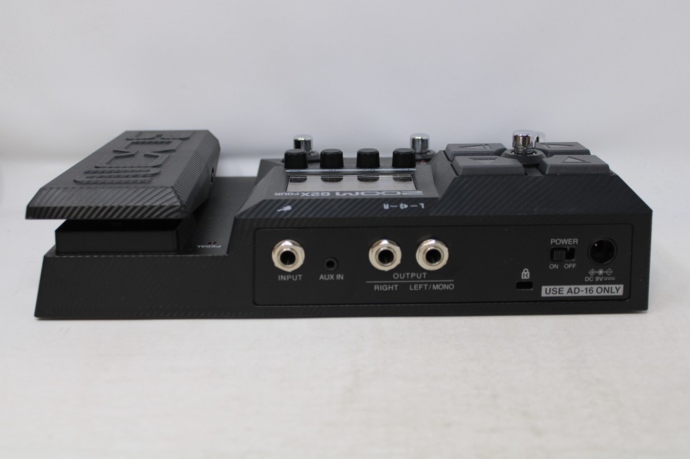 Zoom G2X Four Guitar MultiEffects Processor with Expression Pedal + Box