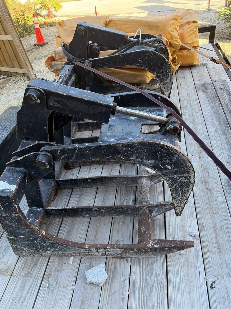 Bobcat 89” Hydraulic Grappler Attachment