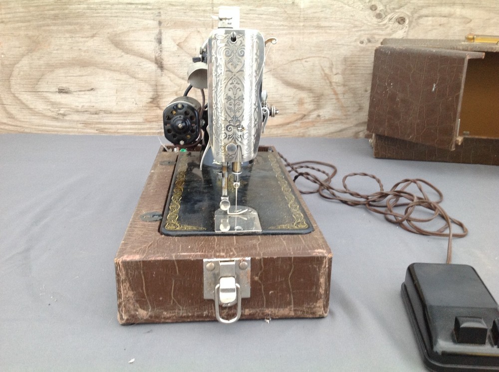 Vintage Singer Sewing Machine in Case