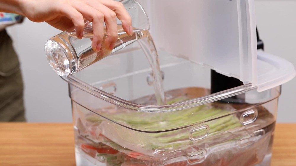 Versatile 12-Quart Sous Vide Container with Built-in Rack and Collapsible Hin
