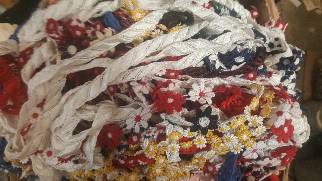 CLEARANCE GRAB A BAG 20 yards pre cut Venice Venise laces Random Narrow Mostly