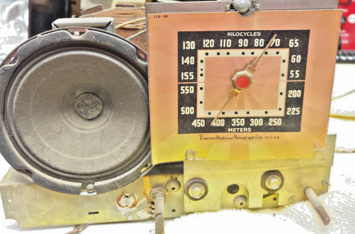 Vintage Emerson Model 330 Bakelite Tube Radio 1939 Art Deco AM Untested