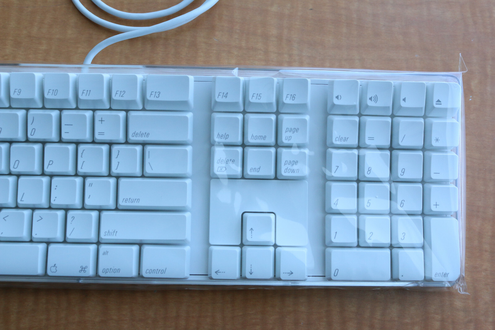 Brand New Genuine Apple A1048 English wired full size USB keyboard 658-0306 (2SB