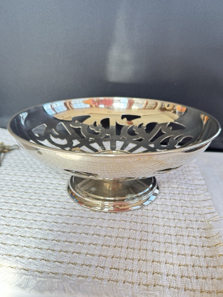 Vintage Manning Bowman Quality Meriden CT Fruit Bowl Silverplate Reticulated 232
