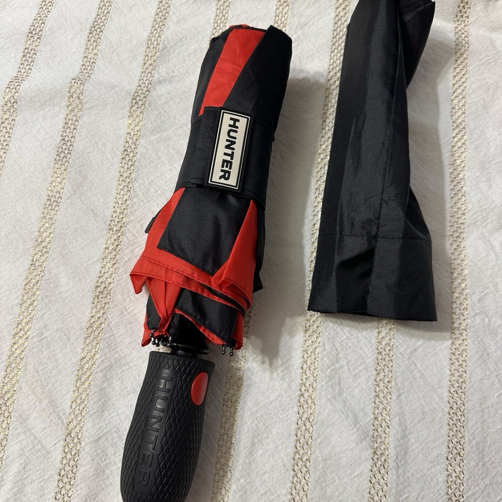 HUNTER Vented Compact Umbrella Black & Red Alternating w/ Cover 100% Polyester