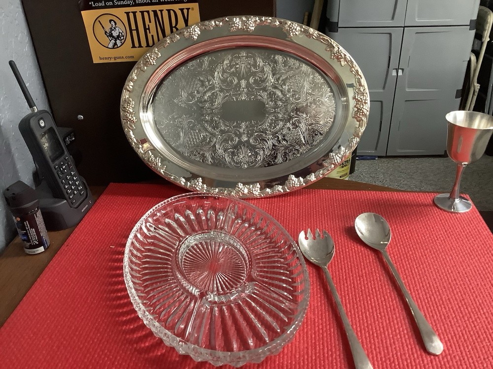 Vintage silver plated serving Plater With Glass Insert