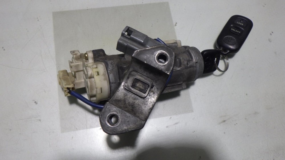 03 TOYOTA COROLLA Ignition W/Key