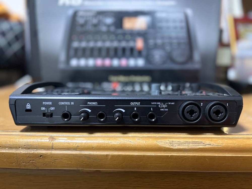 ZOOM R8 Multitrack 8 Track Digital Recorder Sampler Used
