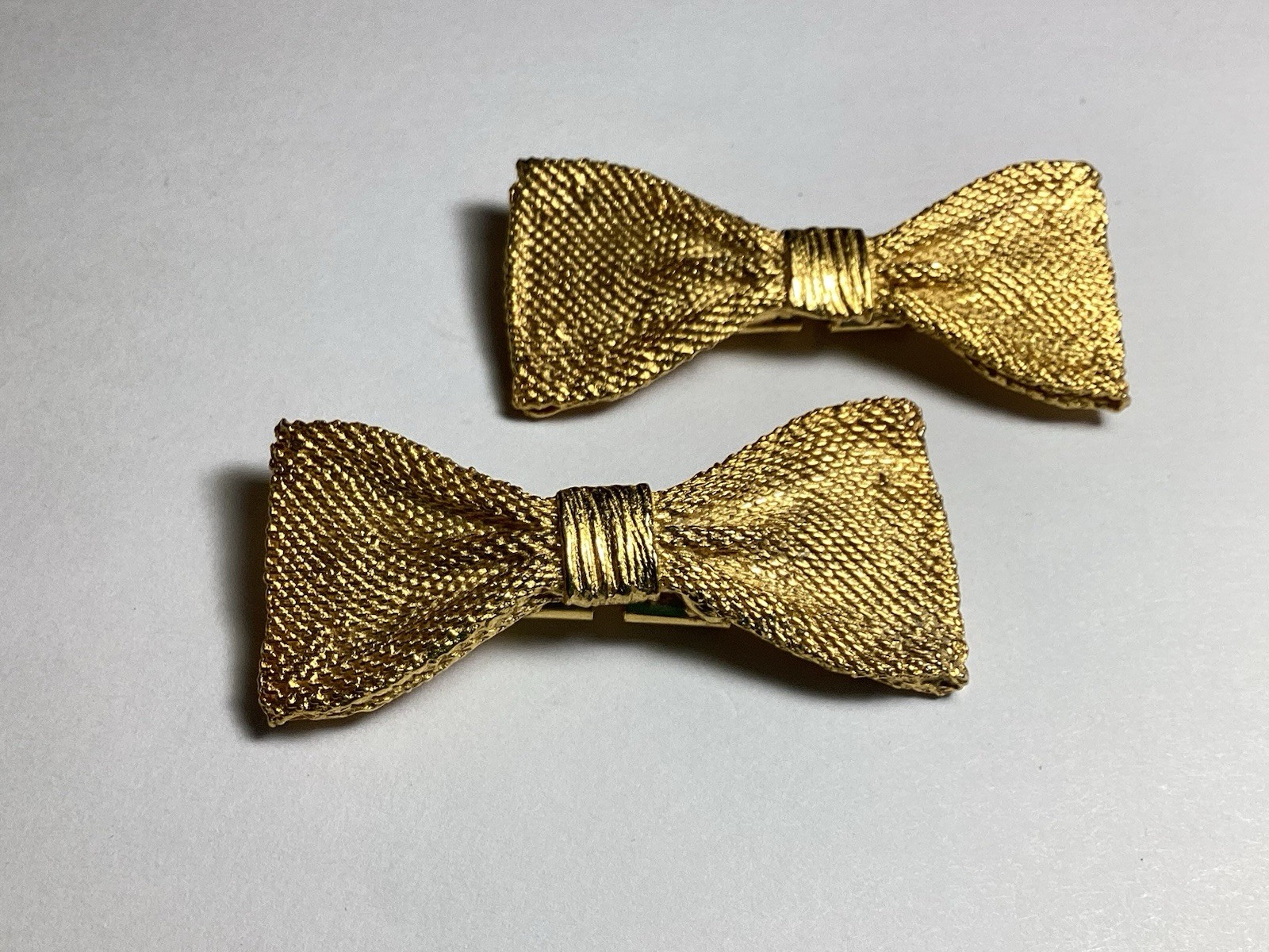 SHIMMERING GOLDTONE METAL BOW SHAPED SHOE CLIPS SO PRETTY
