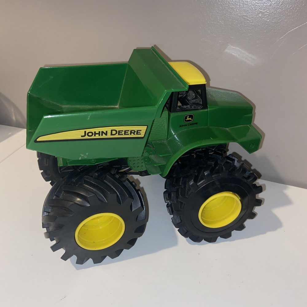 John Deere dump truck makes noise green