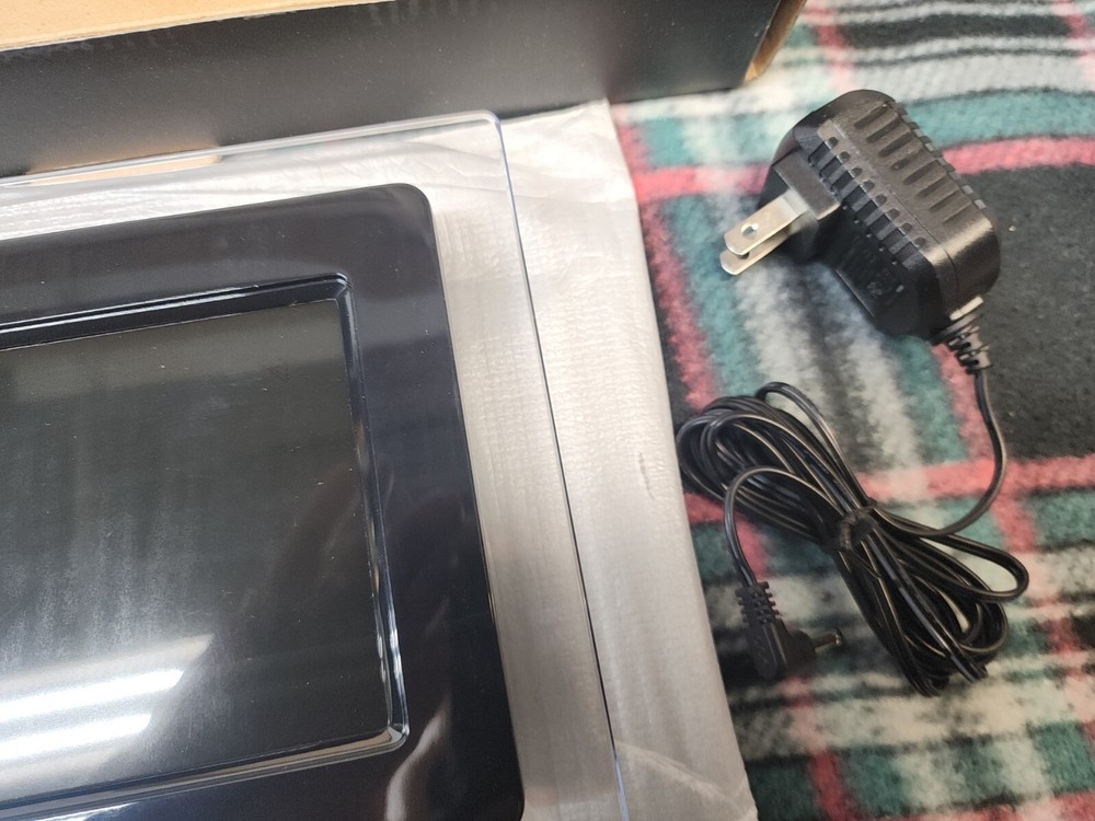 Leed's 7" Desktop Digital Photo Frame LCD Screen with AC Adapter