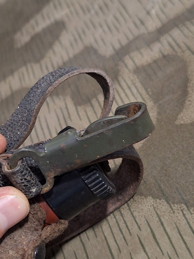 3 Reich canteen coupling hook Wehrmacht drinking bottle complete with hook RED