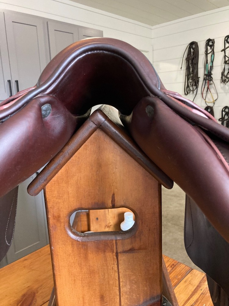 Super Comfy 17" Devoucoux Lab saddle with stirrup leathers