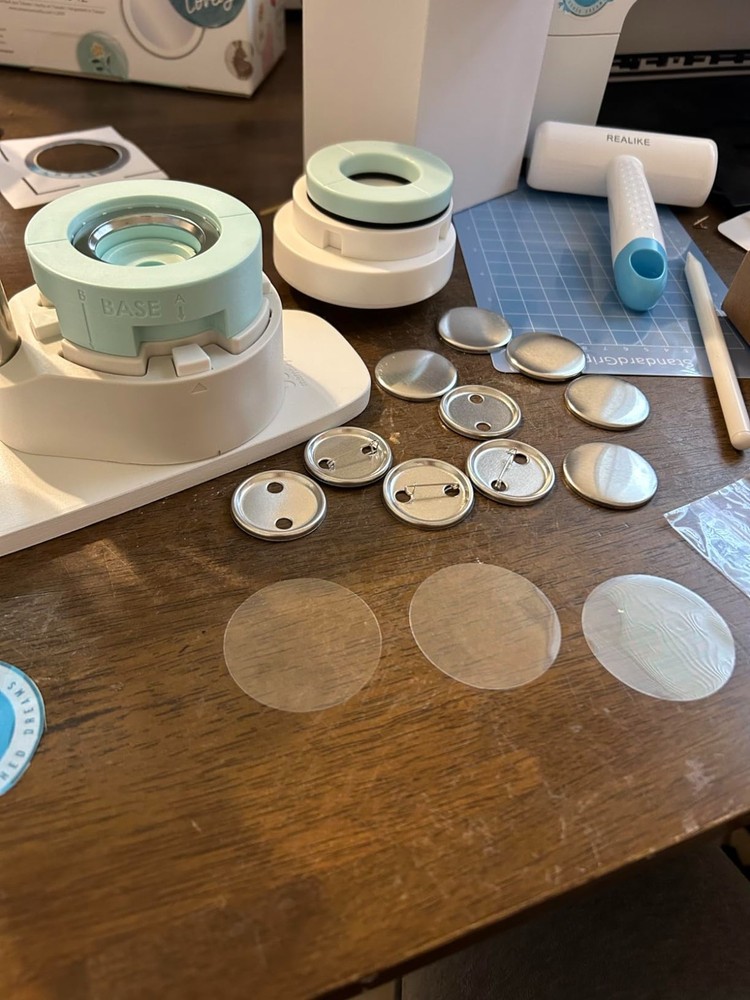 Personalized Button Press Kit: Create Pins, Badges, and Keychains Effortlessly!