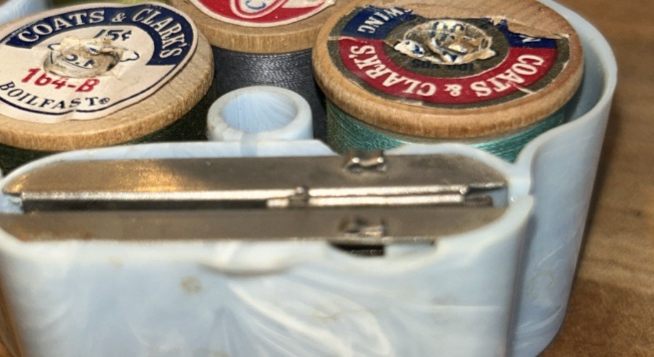 Vintage Kwik Thred Automatic Needle Threader BLUE SWIRL Plastic Box with spools