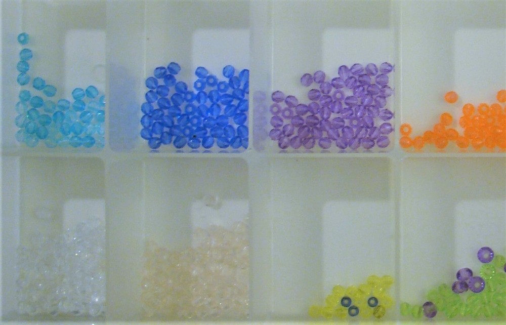 UNIEK: Plastic 17 Compartment Storage Container - Includes assorted small beads