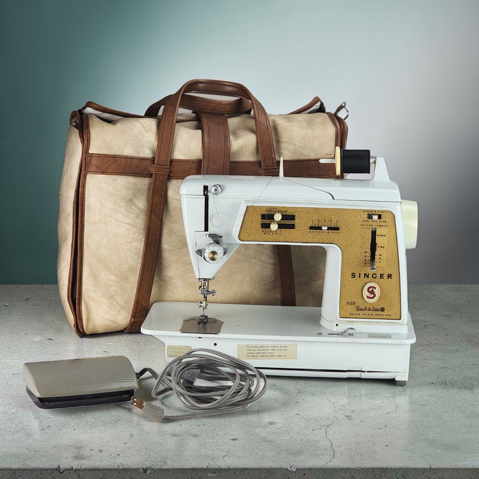 Singer 620 GOLDEN TOUCH SEW Deluxe Zig Zag Sewing Machine w/ Pedal & Case WORKS