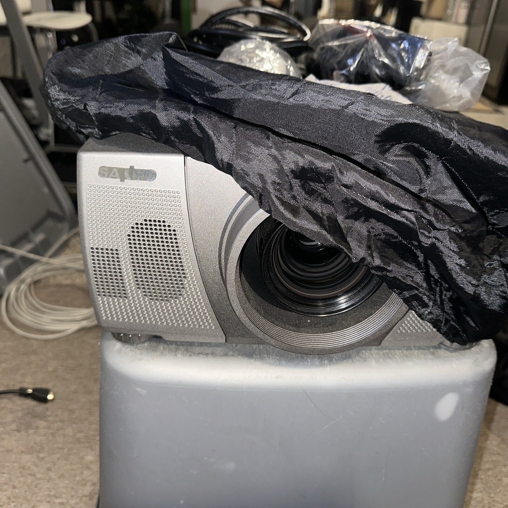 Sanyo PLC-XP30 Large Venue Presentation Projector - PRO xtraX Multimedia -TESTED