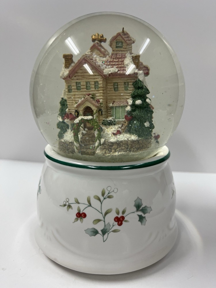 Phaltzgraff Winterberry Musical Snow Globe