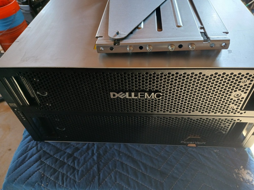 Dell EMC  Powervault  ME4084 storage array dual  12GBps SAS  controllers FXGPW