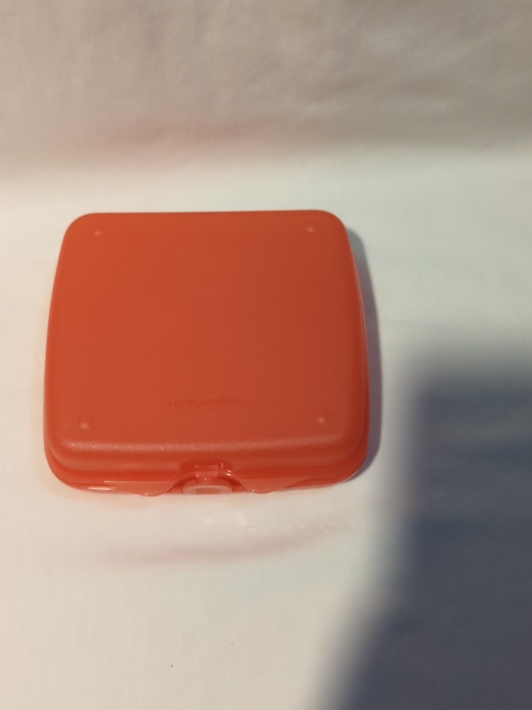 TUPPERWARE SANDWICH KEEPER ORANGE