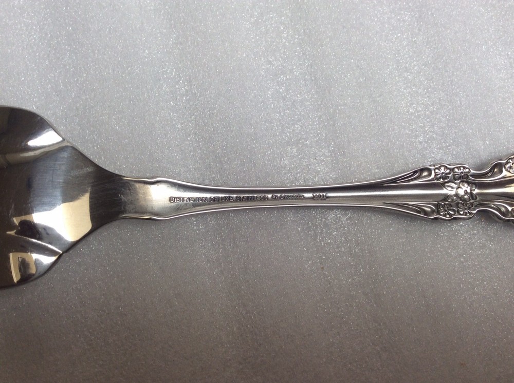 Oneida Distinction Deluxe Stainless Raphael Cold Meat Serving Fork 8 5/8” Nice!