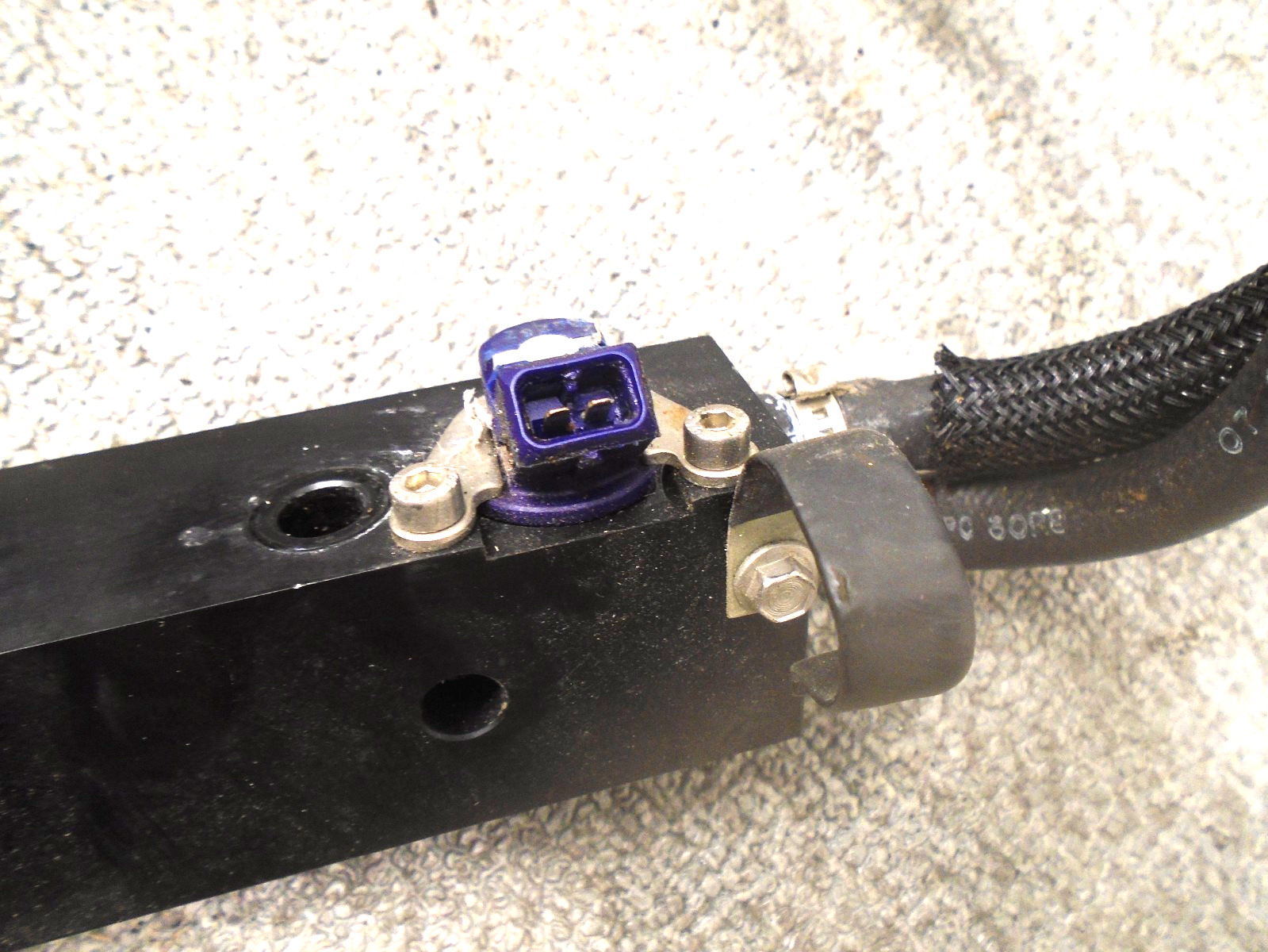 FUEL RAILS W INJECTORS PORT/STARBOARD 852378T5 852379T5 MERCURY OPTIMAX 135 150