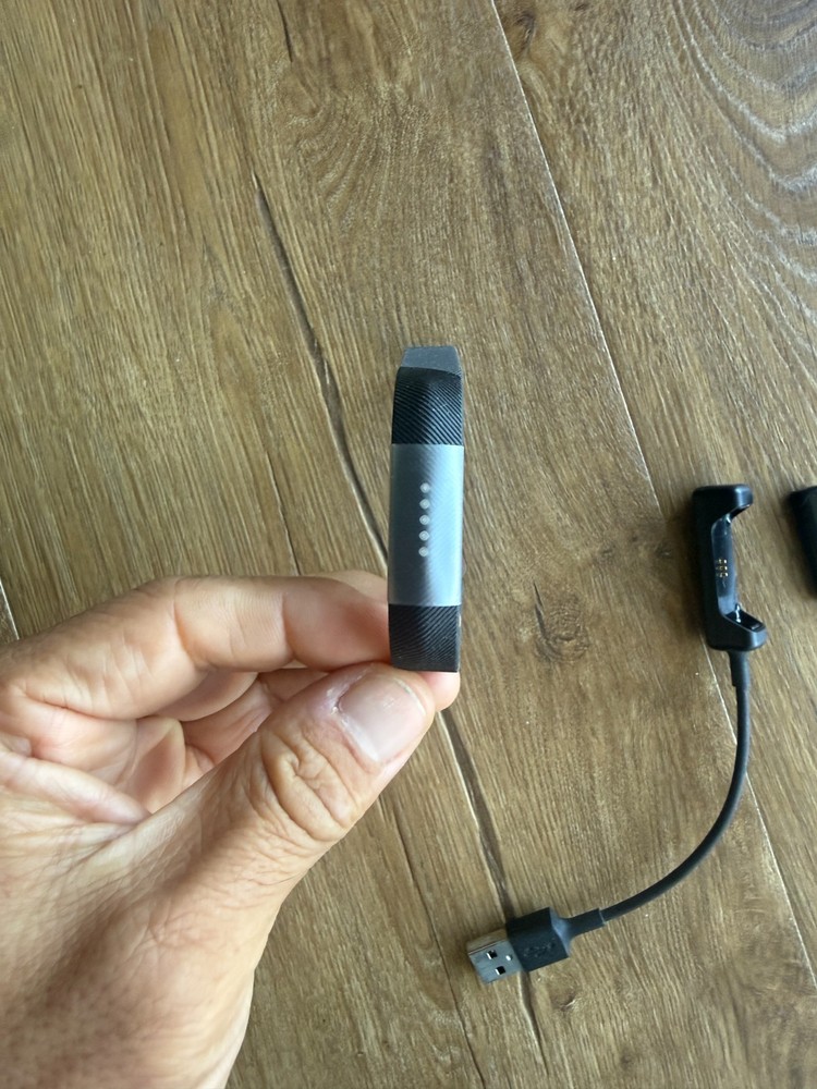 Fitbit Flex 2 tracker FB403 w/charger Does NOT charge AS IS NO returns