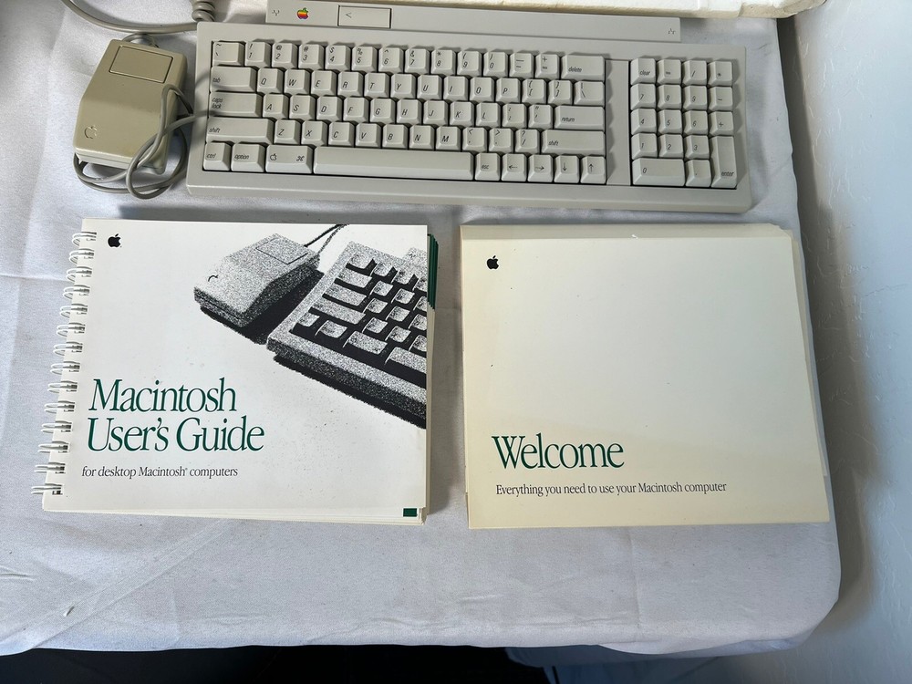 VTG Apple Macintosh Classic Computer Complete w/Box Paperwork Mouse More *READ