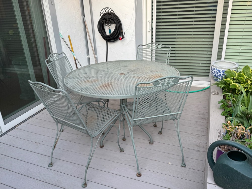 Patio 48" table and 4 matching chairs