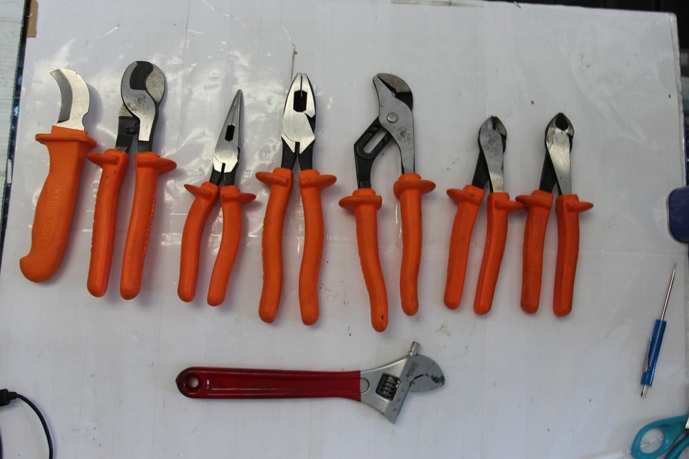 KLEIN TOOLS ASSORTED TOOLS 8PC SET NICE!!