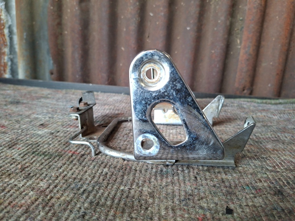 Kawasaki ER5 - Front Headlight Mounting Bracket Frame Holder