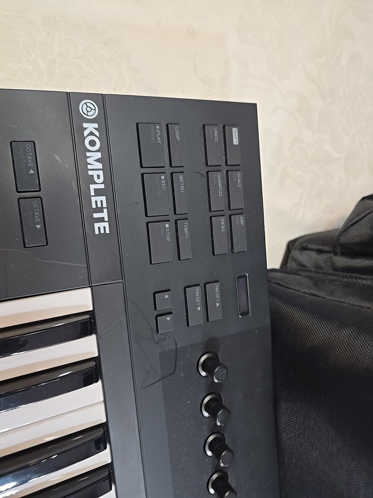 Native Instruments Komplete Kontrol A25 25-Key Keyboard Controller W Carring Bag