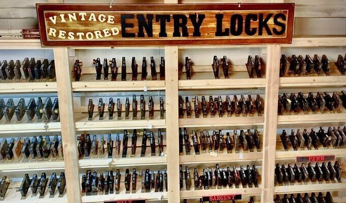 BRASS 5 1/2" ENTRY LOCK STRIKEPLATE - REVERSIBLE (33128)