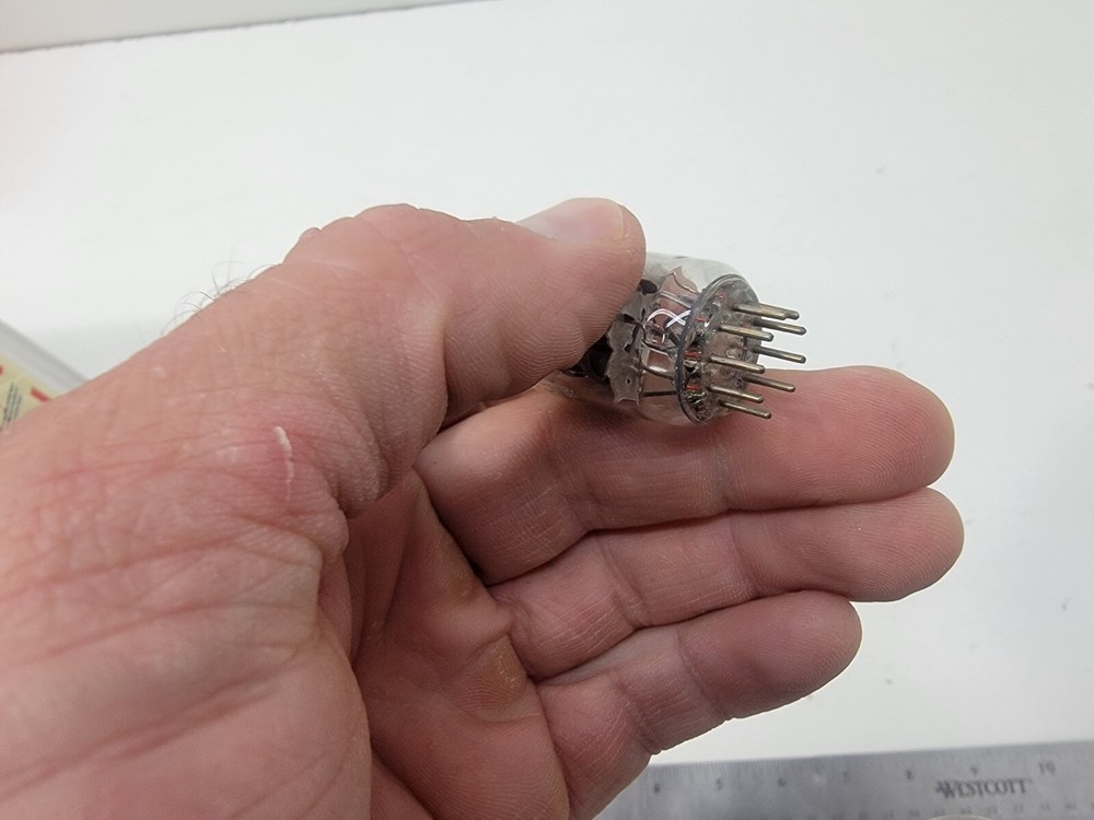 VINTAGE VACUUM ELECTRON TUBE 8LT8