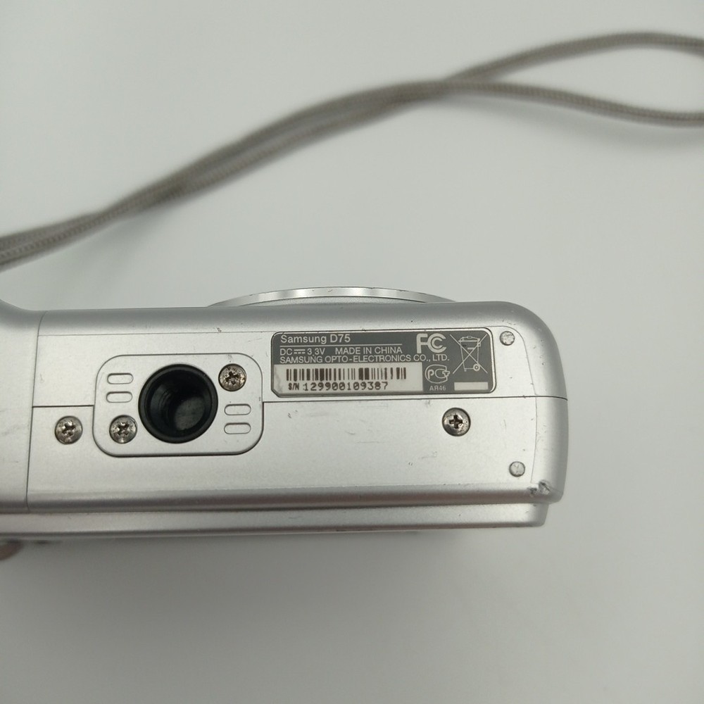 Samsung Digimax D75 7.2MP Compact Digital Camera Silver - Powers Off Randomly