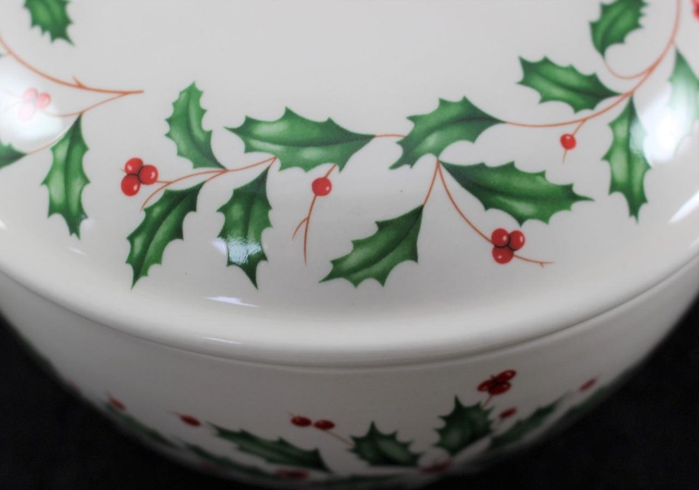 Lenox HOLIDAY Round Covered Casserole GREAT CONDITION