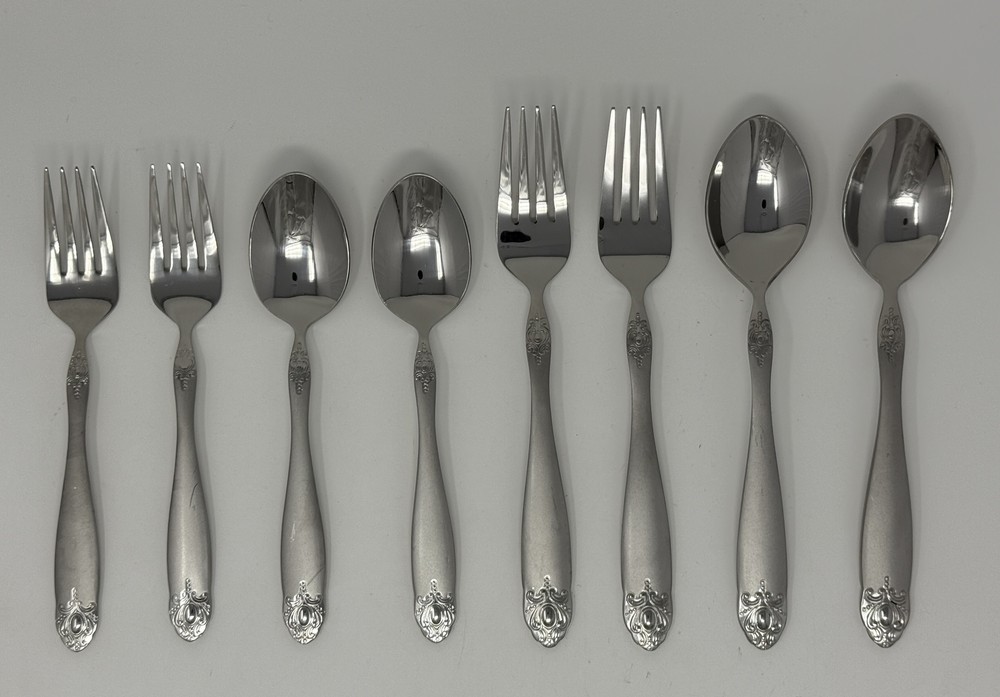Oneida Brooch 8 Piece Service for 4 Stainless Flatware Set