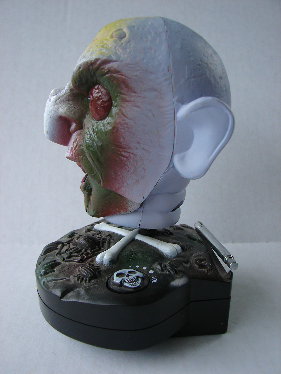 RARE ! HALLOWEEN MONSTER SATAN DEVIL GARGOYLE BOBBLE HEAD FM RADIO EYES LIGHT UP