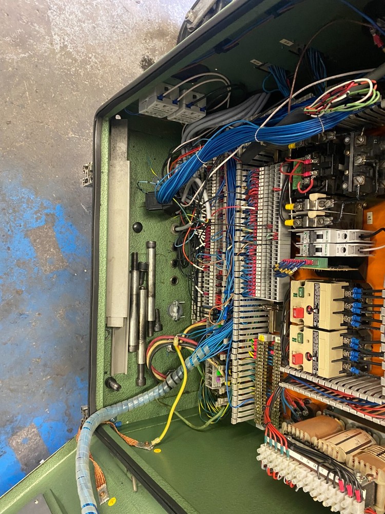 Arburg 28 ton plastic injection machine
