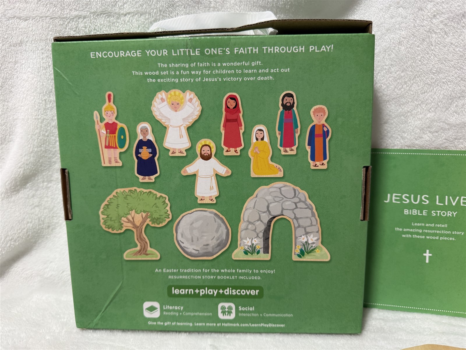 HALLMARK JESUS LIVES WOOD PLAY SET 11 PIECE WITH BIBLE STORY BOOKLET