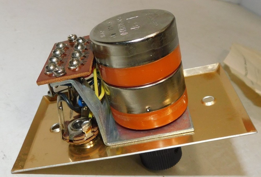 Argonne AR-421 8 Ohm L-Pad. Brass stain wall plate.