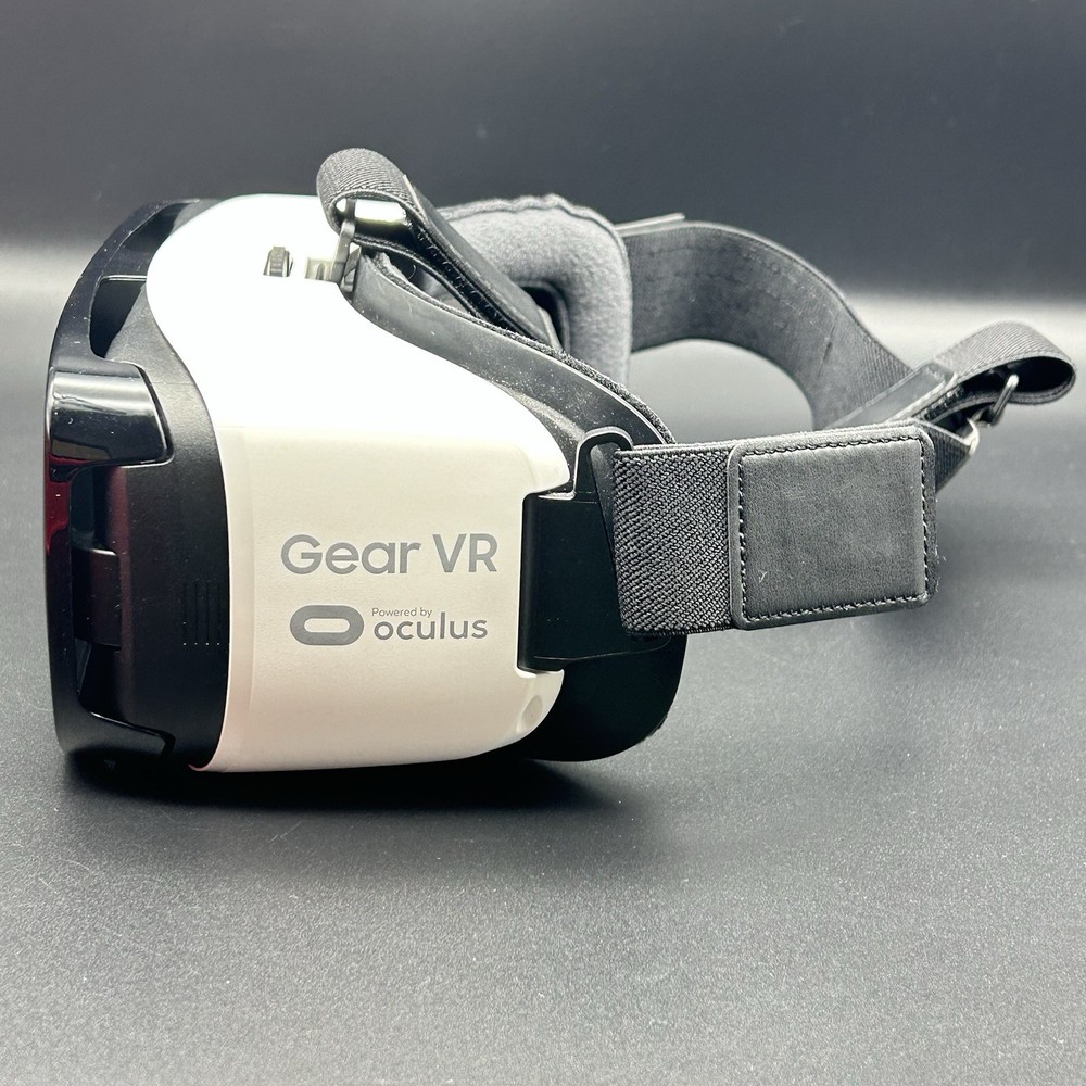 Samsung Gear VR Oculus Virtual Reality Headset SM-R322 (Includes Strap + Cover)
