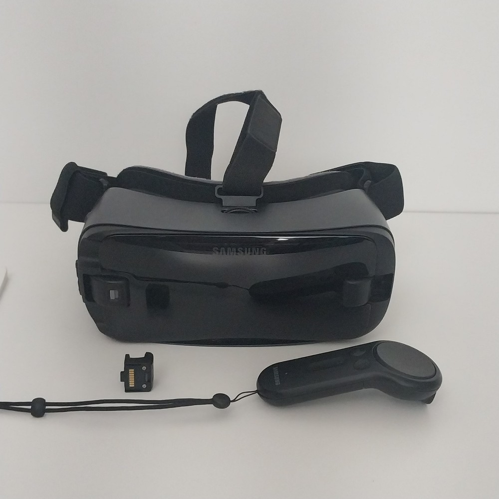 Samsung VR Oculus SM-R324NZAAXAR Goggles with Controller, Open Box-TESTED
