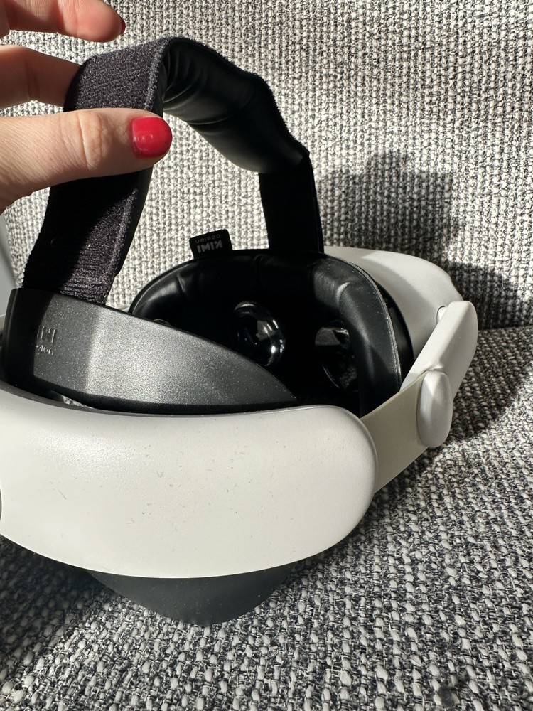 Meta Oculus Quest 2 Virtual Reality Headset With Carrying Case