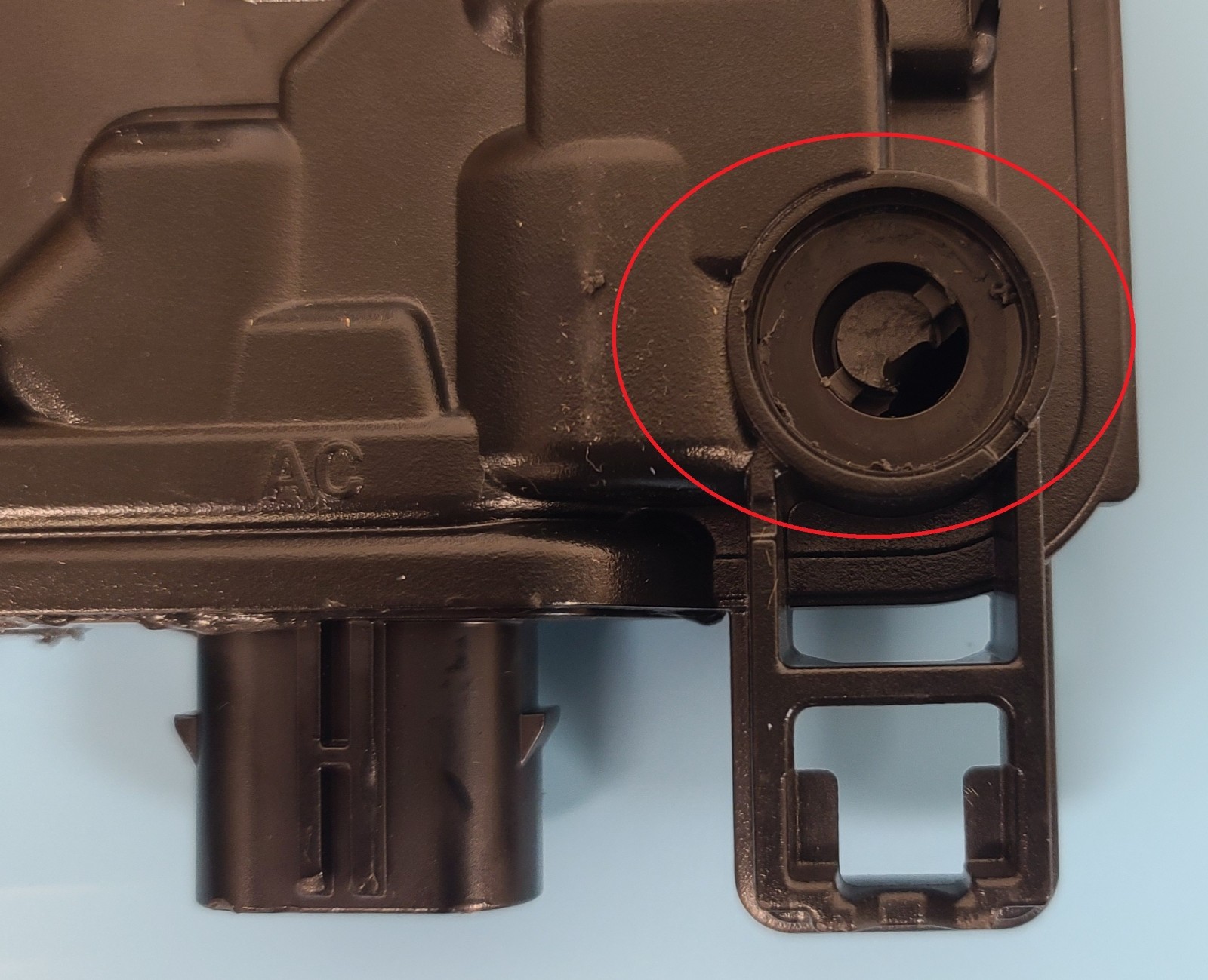 Microinverter (IQ8HC-72-M-DOM-US) MC4 Wire Connector no cap and mounting bracket