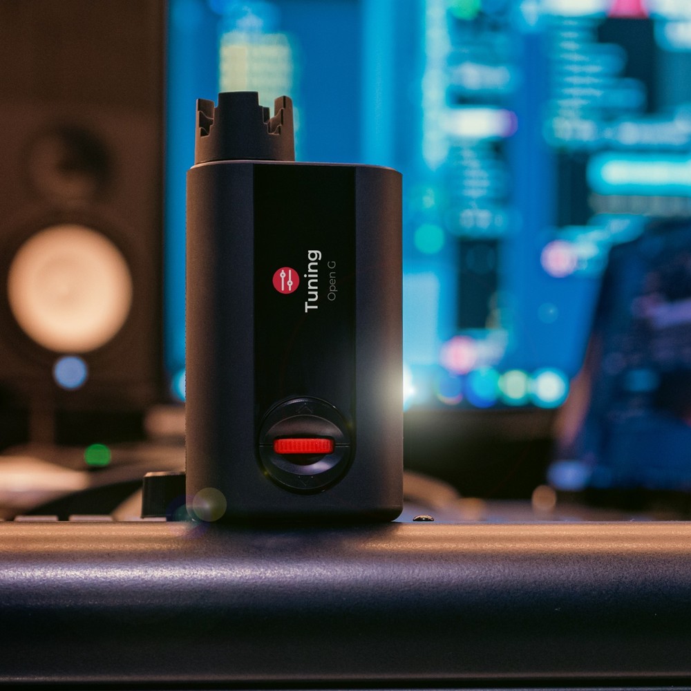 Roadie 4 | Smart Automatic Guitar Tuner, Metronome & String Winder